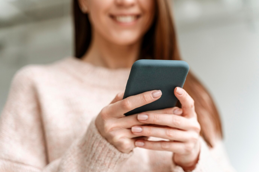 chica con movil